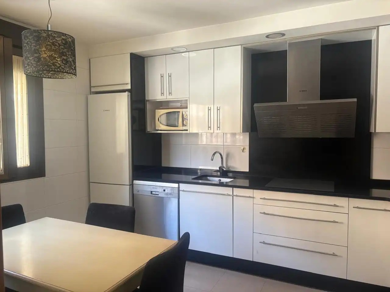 Cuina de Casa o xalet en venda en Zaragoza amb Aire condicionat, Calefacció i Jardí privat
