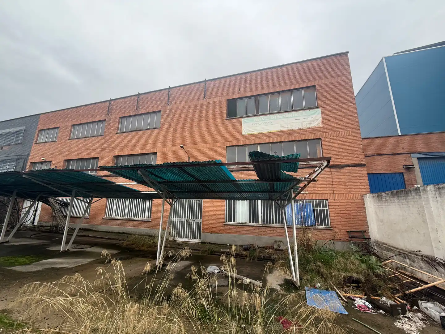 Vista exterior de Nave industrial en venta en San Fernando de Henares con Alarma