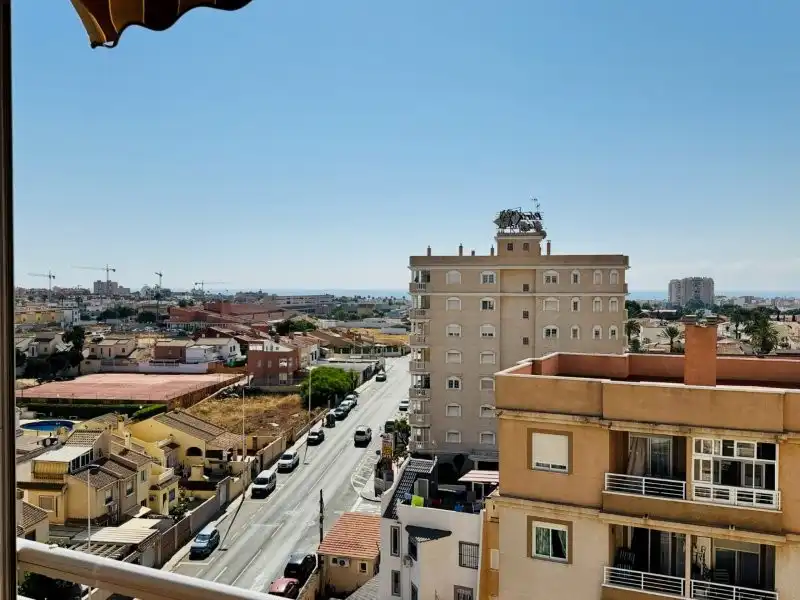 Vista exterior de Apartament en venda en Torrevieja amb Terrassa, Piscina i Moblat