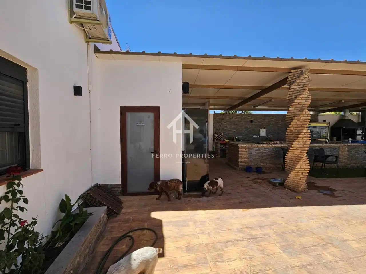 Jardín de Local en venta en Chimeneas con Aire acondicionado