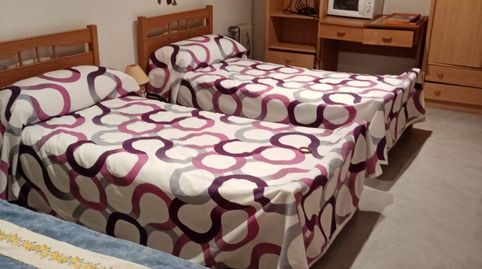 Se alquila local con habitación