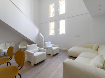 Sala d'estar de Apartament en venda en  Madrid Capital amb Aire condicionat, Calefacció i Terrassa