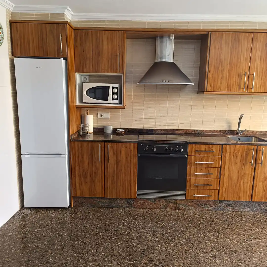 Cocina de Apartamento de alquiler en La Pobla de Farnals con Aire acondicionado, Calefacción y Jardín privado