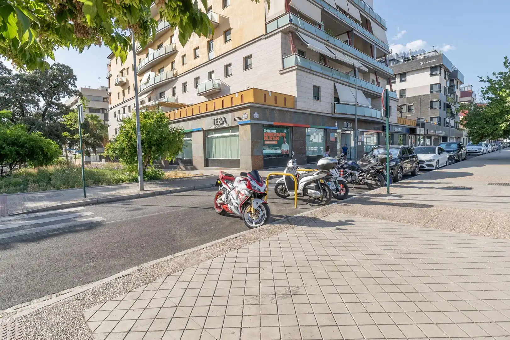 Außenansicht von Garage zum Verkauf in Granada