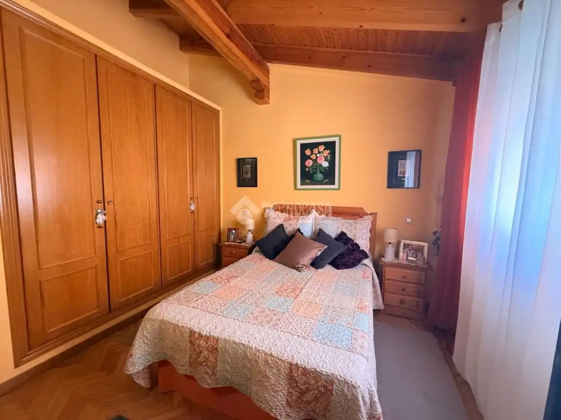 Schlafzimmer von Einfamilien-Reihenhaus zum Verkauf in Torrejón del Rey mit Klimaanlage, Heizung und Privatgarten