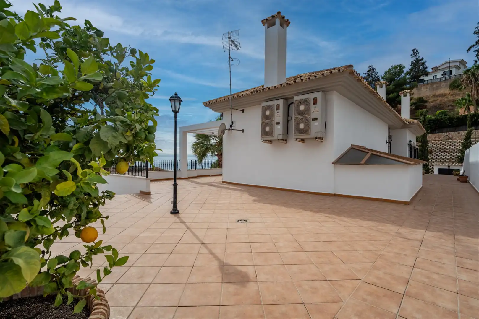Vista exterior de Casa o xalet en venda en Málaga amb Terrassa