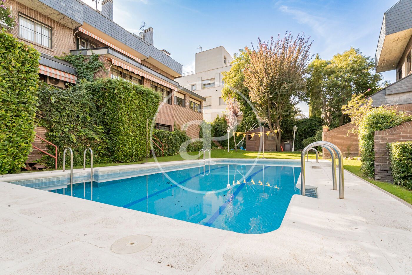 Swimming pool of Single-family semi-detached for sale in Pozuelo de Alarcón  with Air Conditioner, Heating and Private garden