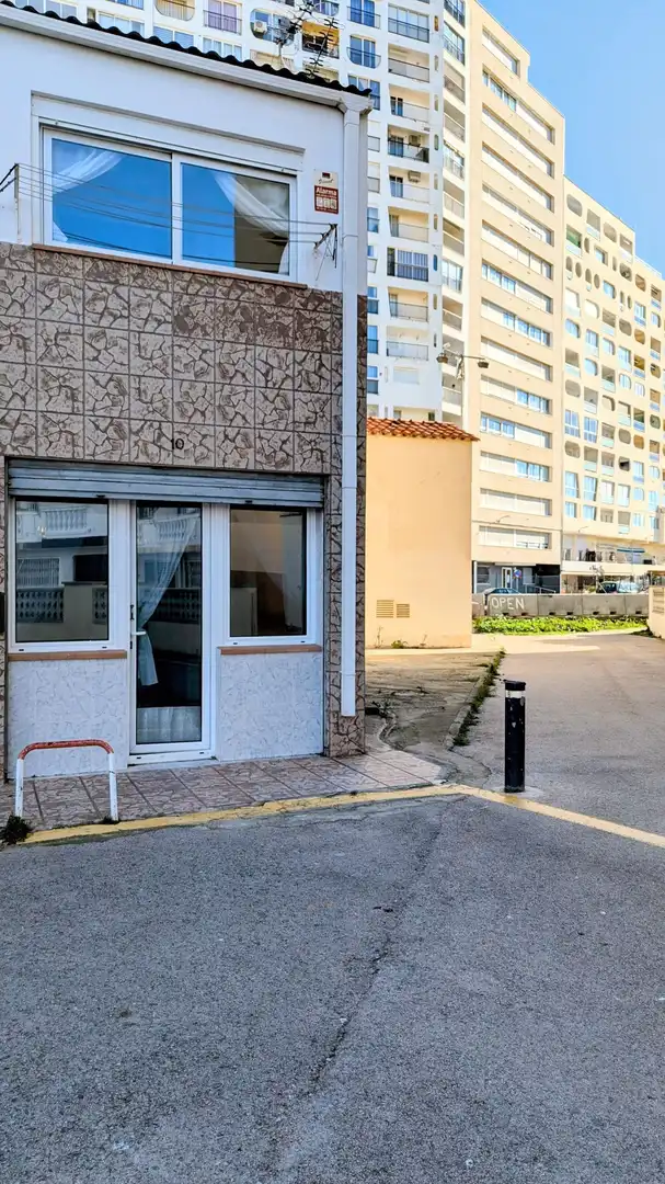 Vista exterior de Casa adosada en venda en Empuriabrava amb Aire condicionat, Calefacció i Moblat