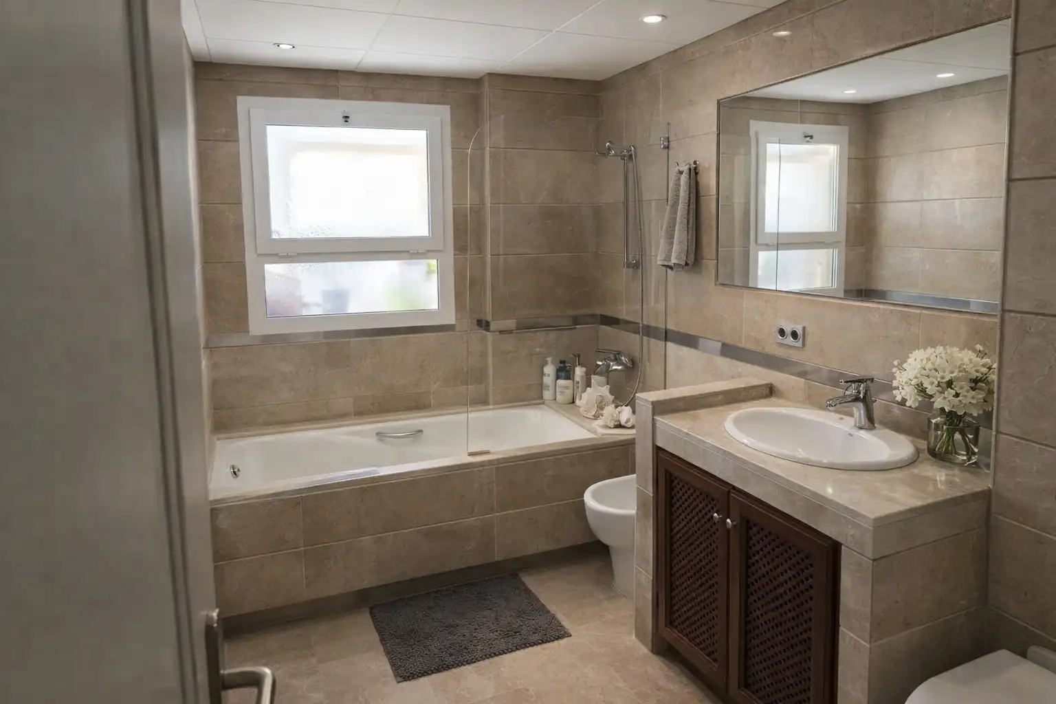 Badezimmer von Wohnung zum Verkauf in Sotogrande mit Klimaanlage, Terrasse und Abstellraum