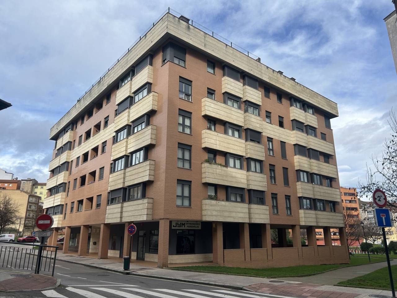 Vista exterior de Pis de lloguer en Oviedo  amb Calefacció, Parquet i Traster