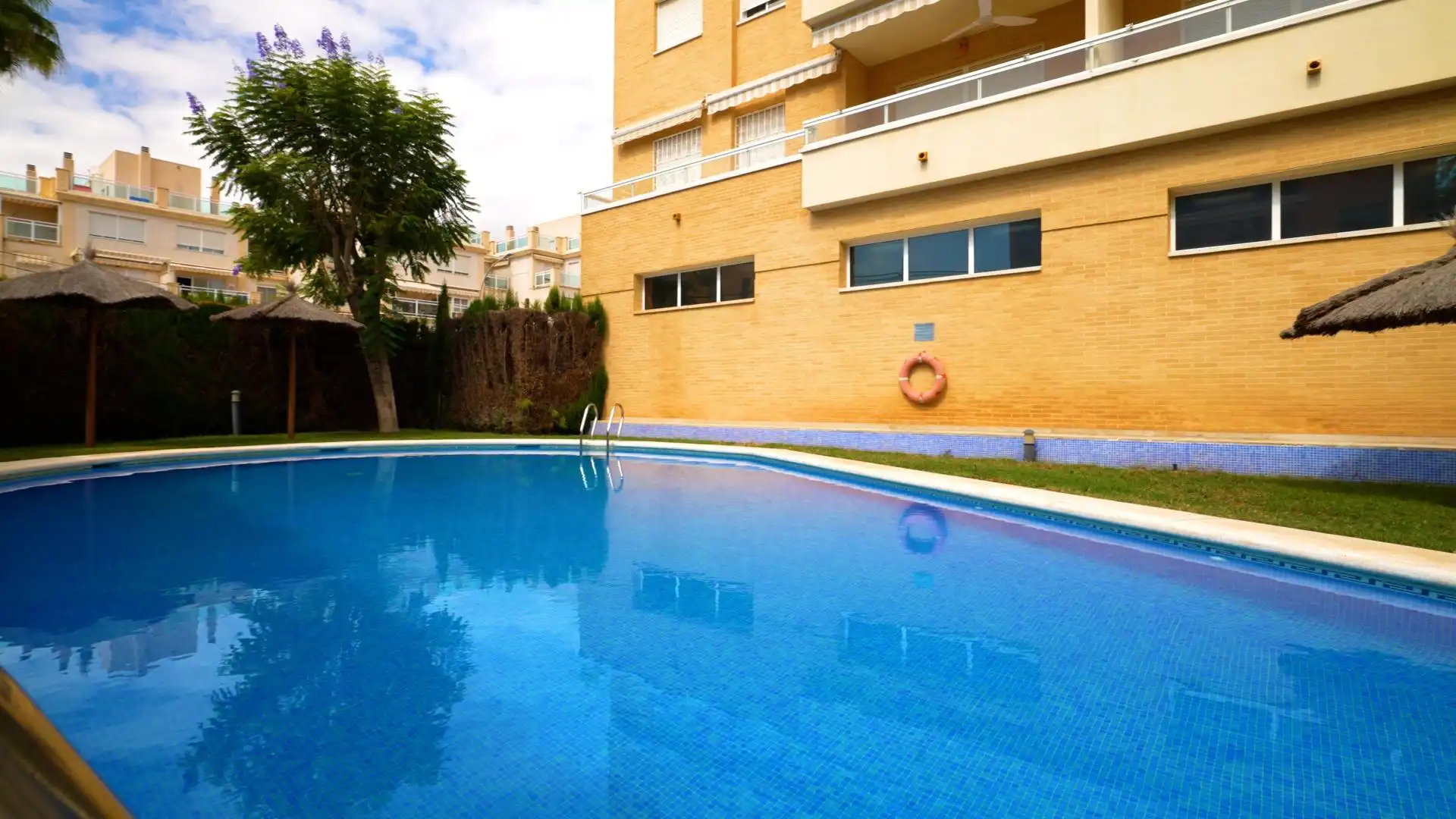 Piscina de Planta baja en venta en El Campello con Aire acondicionado, Calefacción y Jardín privado