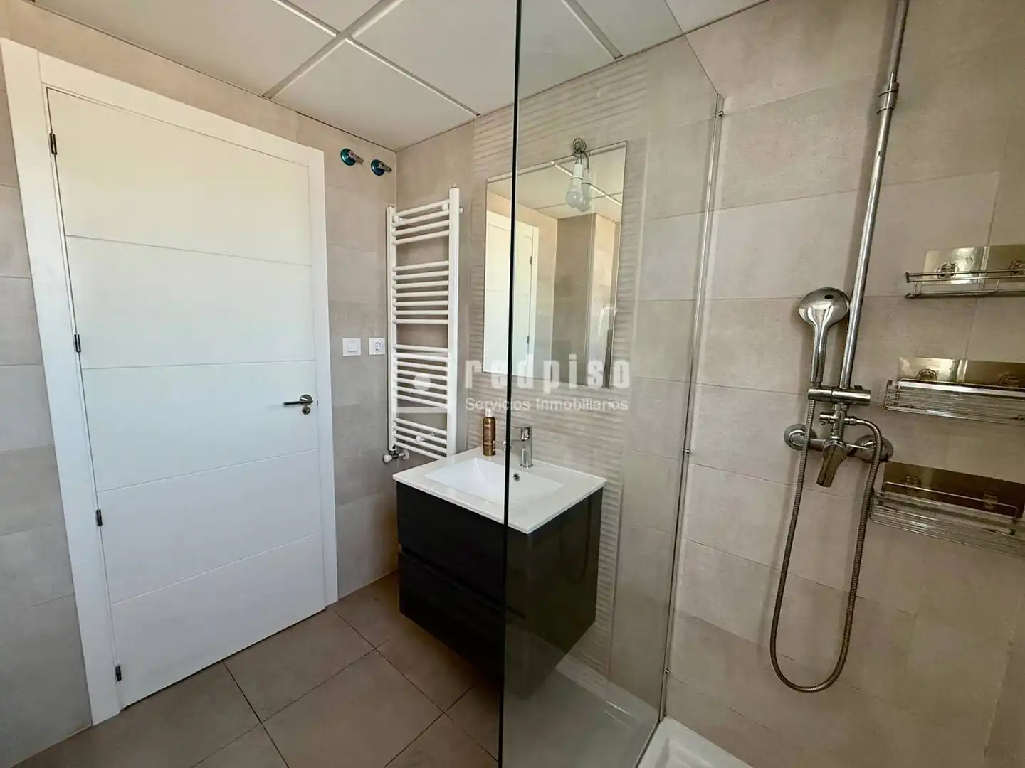 Badezimmer von Dachboden zur Miete in Madrid mit Heizung, Terrasse und Abstellraum