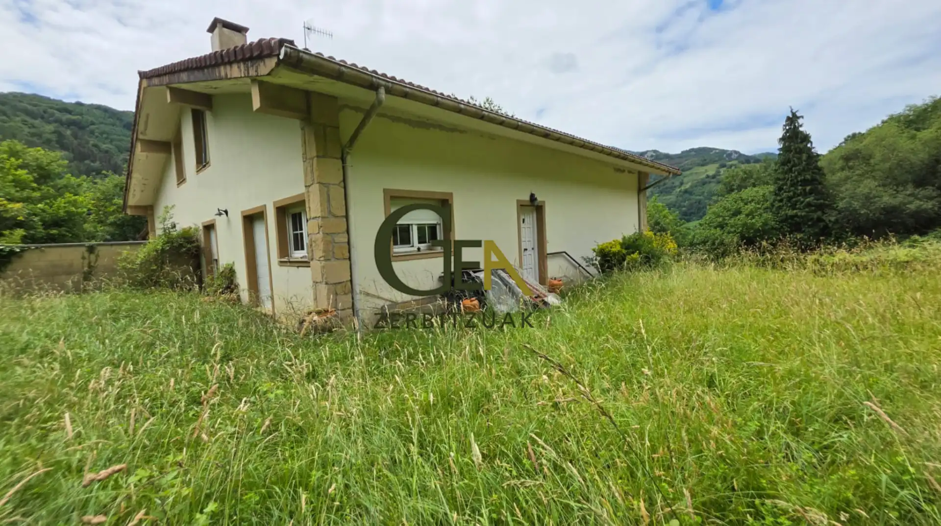Außenansicht von Einfamilien-Reihenhaus zum Verkauf in Alkiza mit Heizung, Privatgarten und Terrasse
