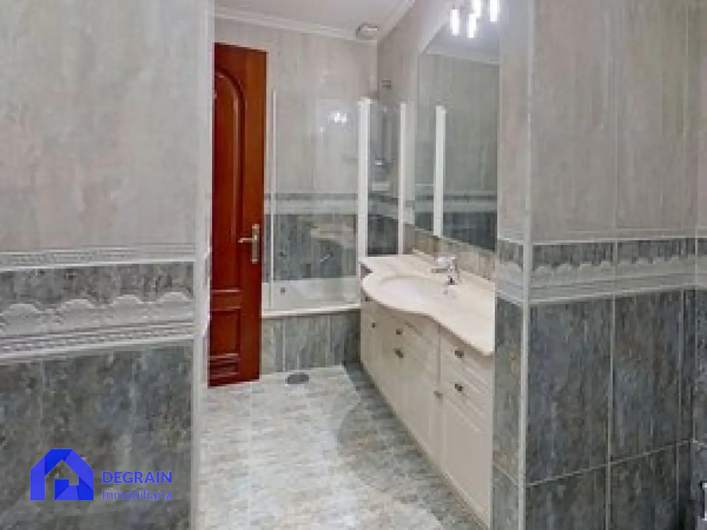 Baño de Piso en venta en Oviedo  con Calefacción, Parquet y Trastero