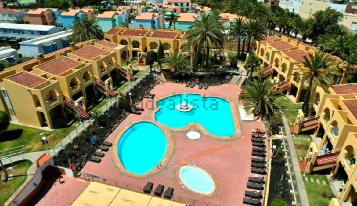 Piscina de Apartament de lloguer en San Bartolomé de Tirajana amb Aire condicionat, Terrassa i Moblat