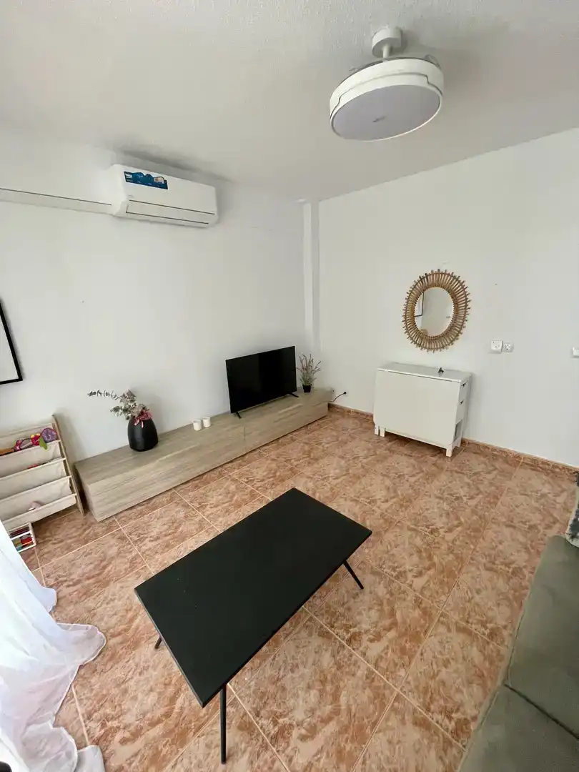 Sala de estar de Apartamento de alquiler en Benicasim / Benicàssim con Aire acondicionado, Piscina y Amueblado