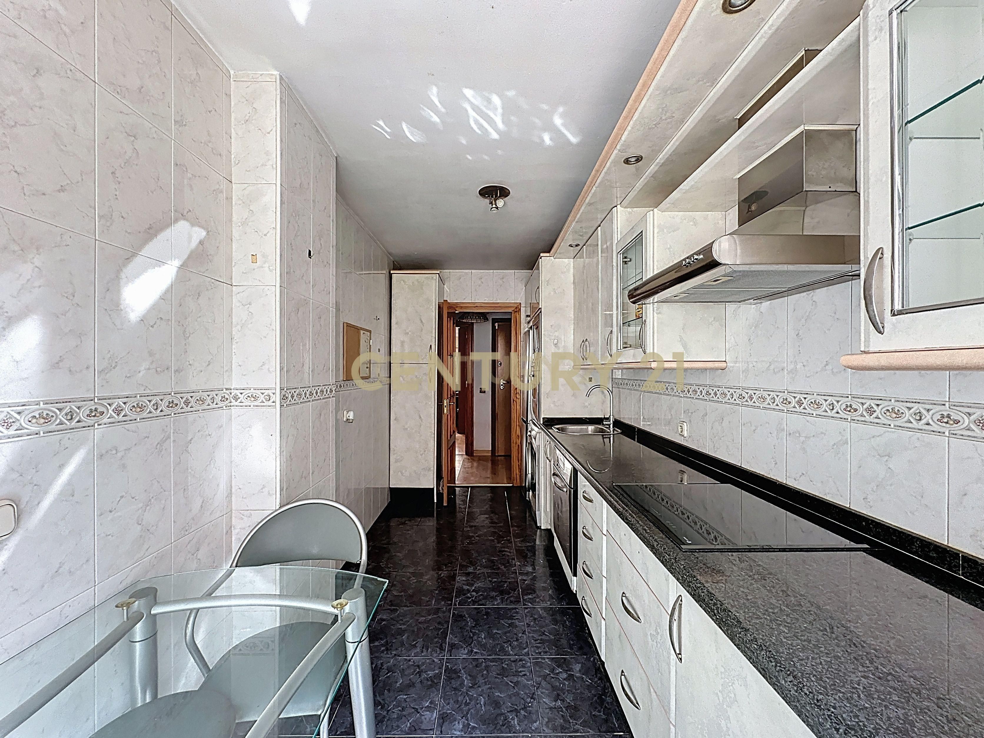 Cuina de Apartament en venda en Torremolinos amb Aire condicionat, Jardí privat i Piscina