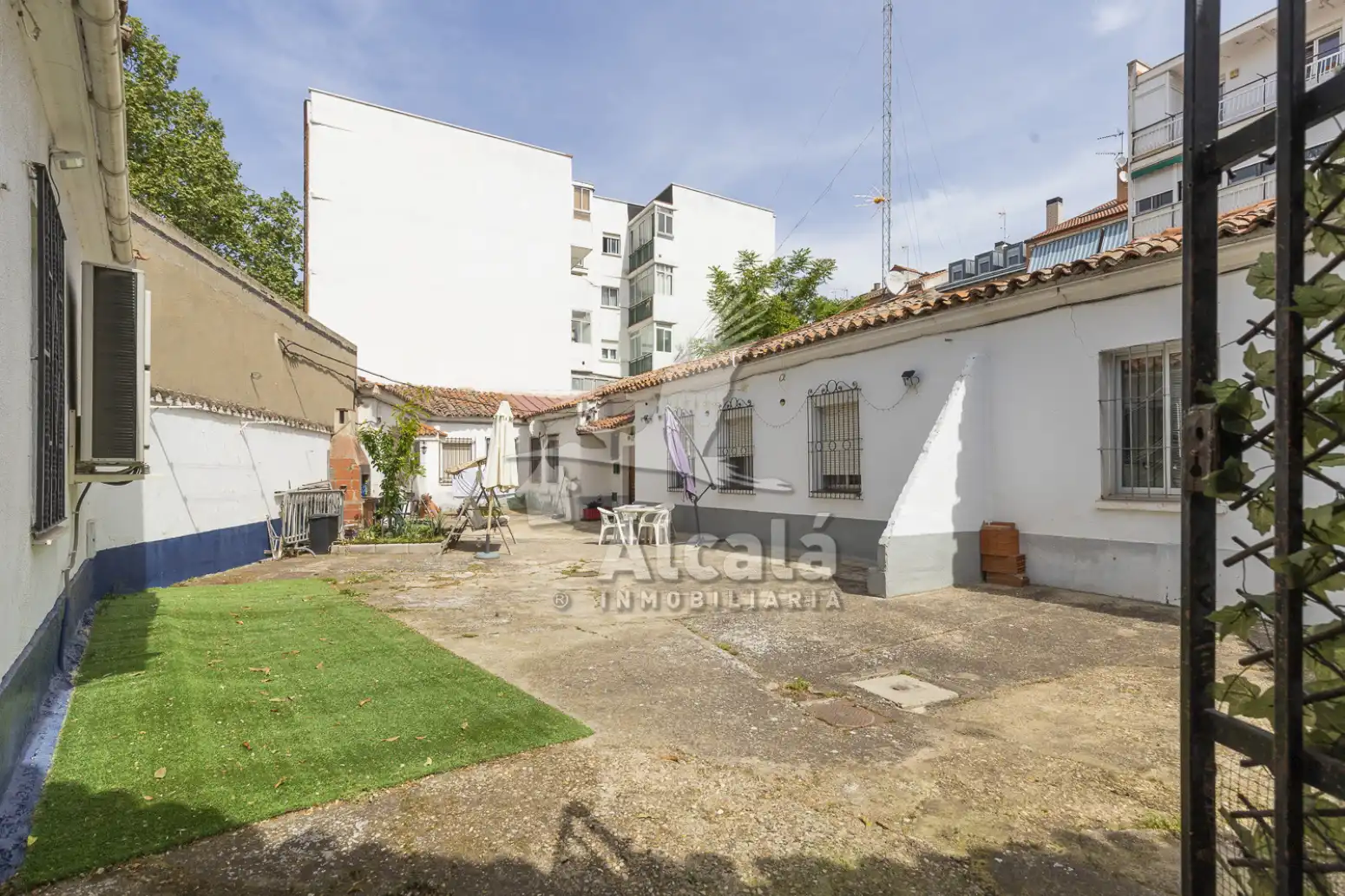 Außenansicht von Einfamilien-Reihenhaus zum Verkauf in Alcalá de Henares