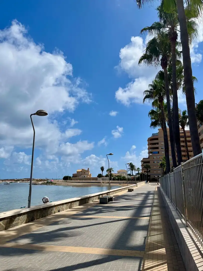 Vista exterior de Piso en venta en La Manga del Mar Menor con Terraza