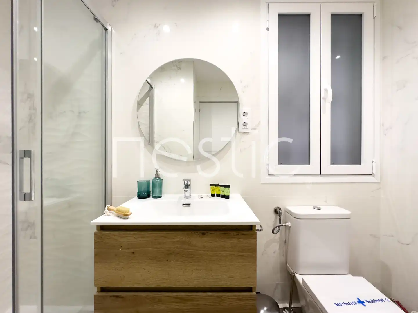 Bany de Apartament de lloguer en Madrid amb Aire condicionat, Calefacció i Moblat