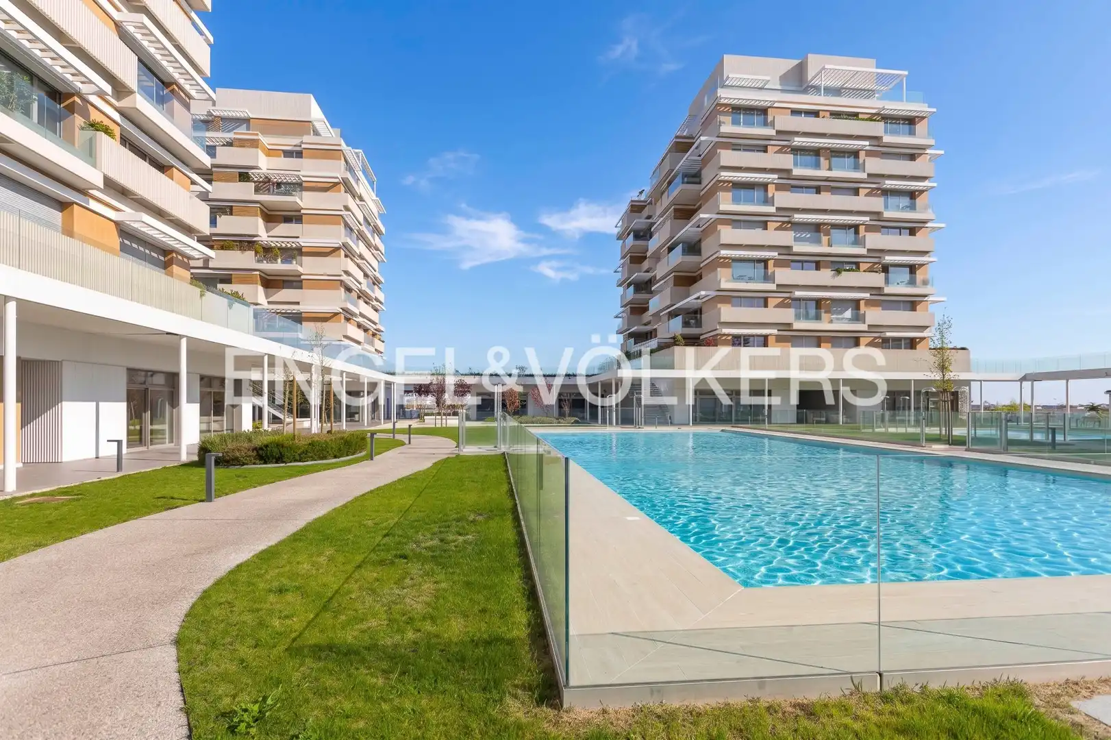 Piscina de Pis en venda en Madrid amb Aire condicionat, Calefacció i Terrassa