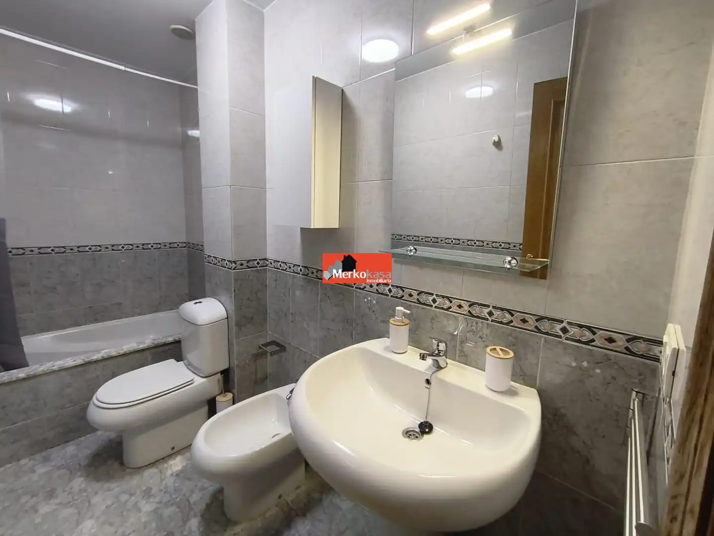 Bathroom of Apartments for rent in Lugo  with Heating, Terrace and Storage room