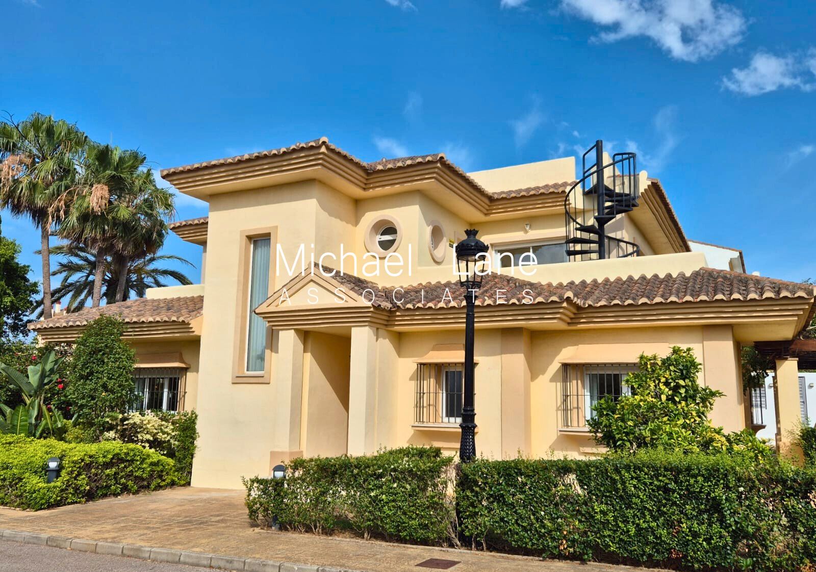 Vista exterior de Casa adosada en venda en Sotogrande amb Aire condicionat, Jardí privat i Terrassa