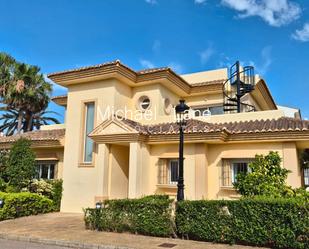 Vista exterior de Casa adosada en venda en Sotogrande amb Aire condicionat, Jardí privat i Terrassa