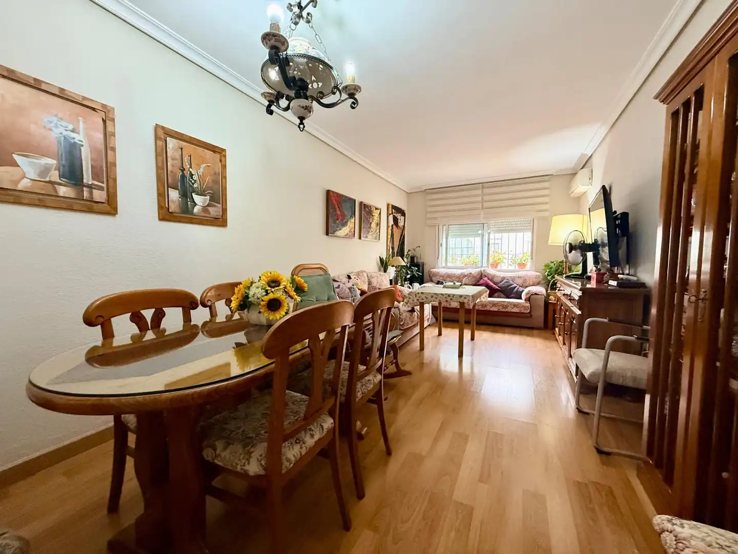 Sala d'estar de Casa adosada en venda en La Rinconada amb Aire condicionat i Traster