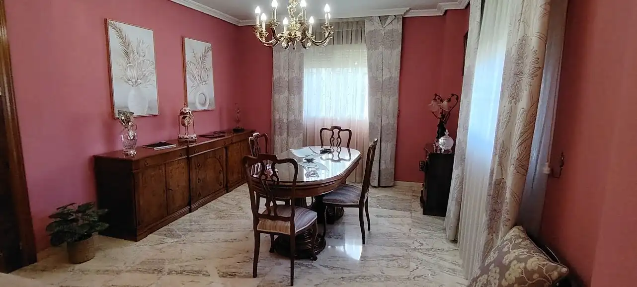 Menjador de Casa o xalet en venda en Linares amb Aire condicionat, Calefacció i Jardí privat