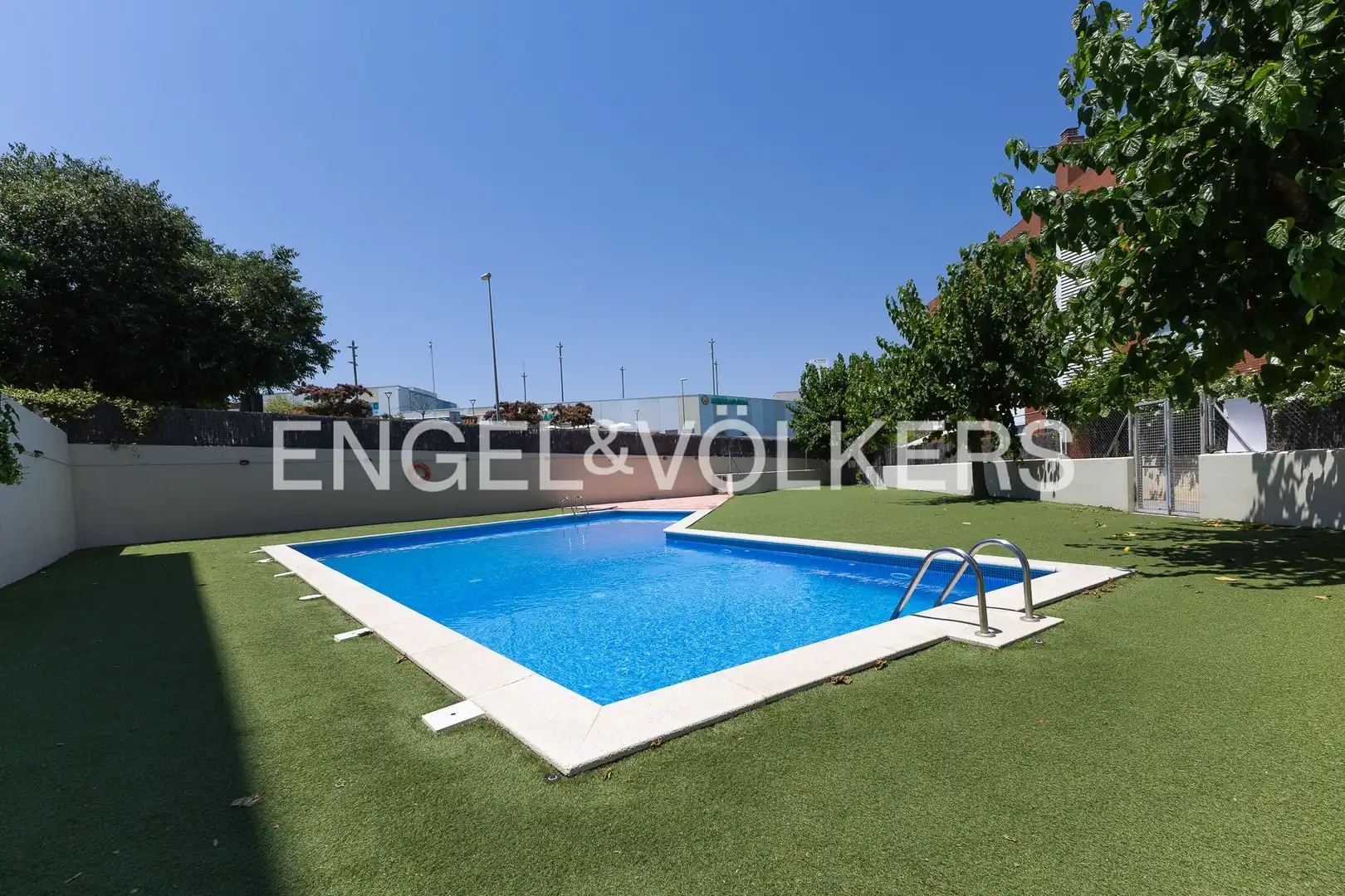 Piscina de Dúplex en venta en Montgat con Aire acondicionado, Calefacción y Jardín privado