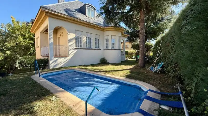 Piscina de Casa o xalet en venda en El Espinar amb Calefacció, Jardí privat i Parquet