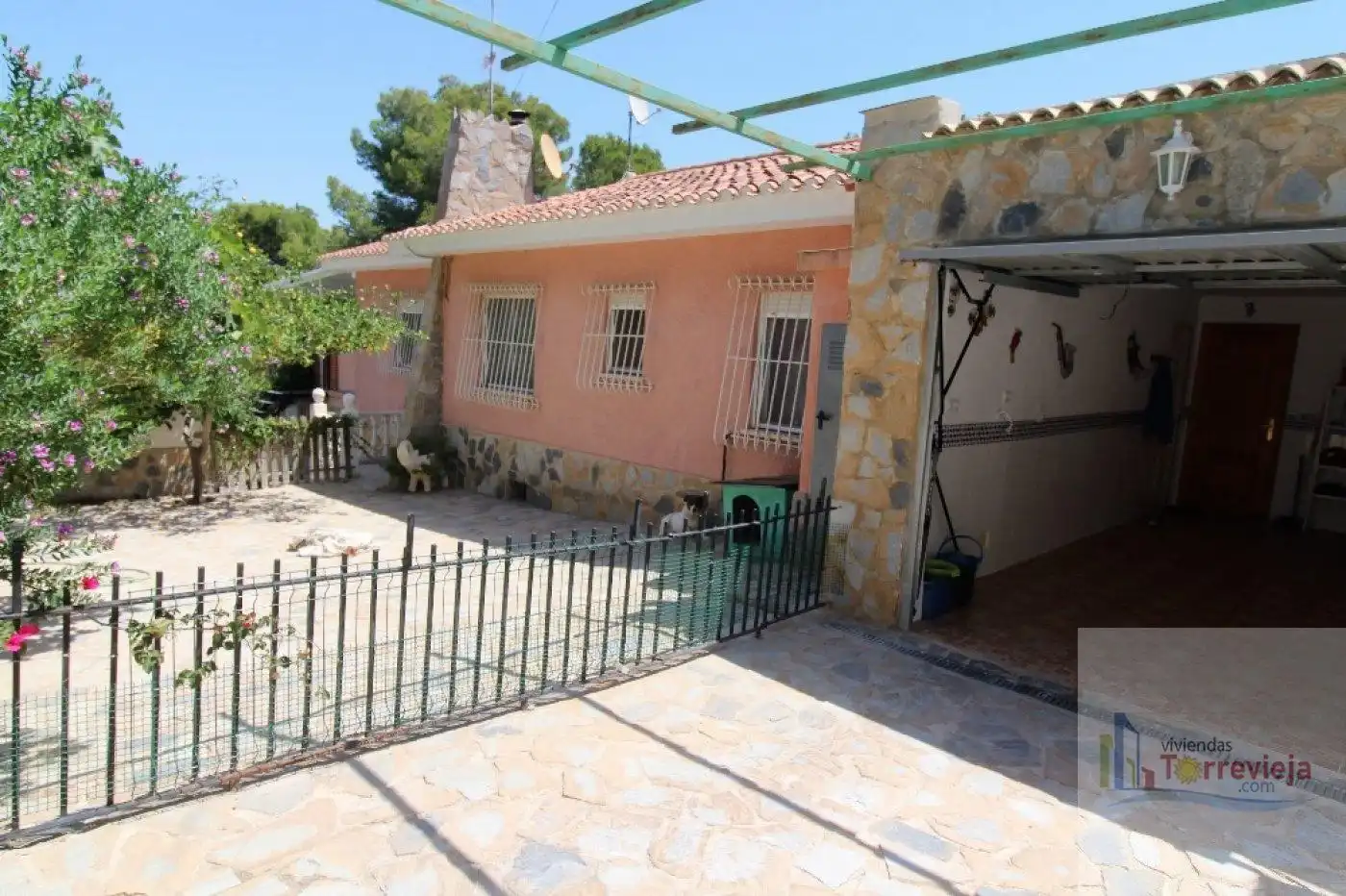 Vista exterior de Casa o xalet en venda en Torrevieja amb Aire condicionat, Calefacció i Traster