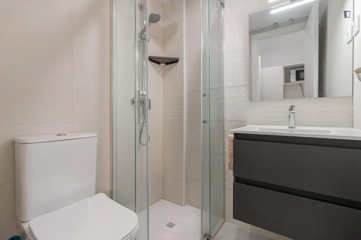 Bany de Apartament per a compartir en Villanueva de la Cañada amb Aire condicionat, Calefacció i Moblat