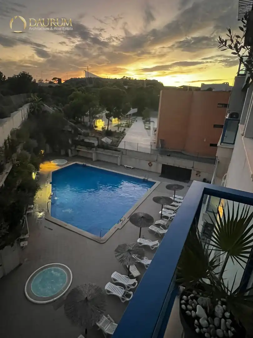 Piscina de Apartament en venda en Alicante / Alacant amb Aire condicionat, Calefacció i Terrassa