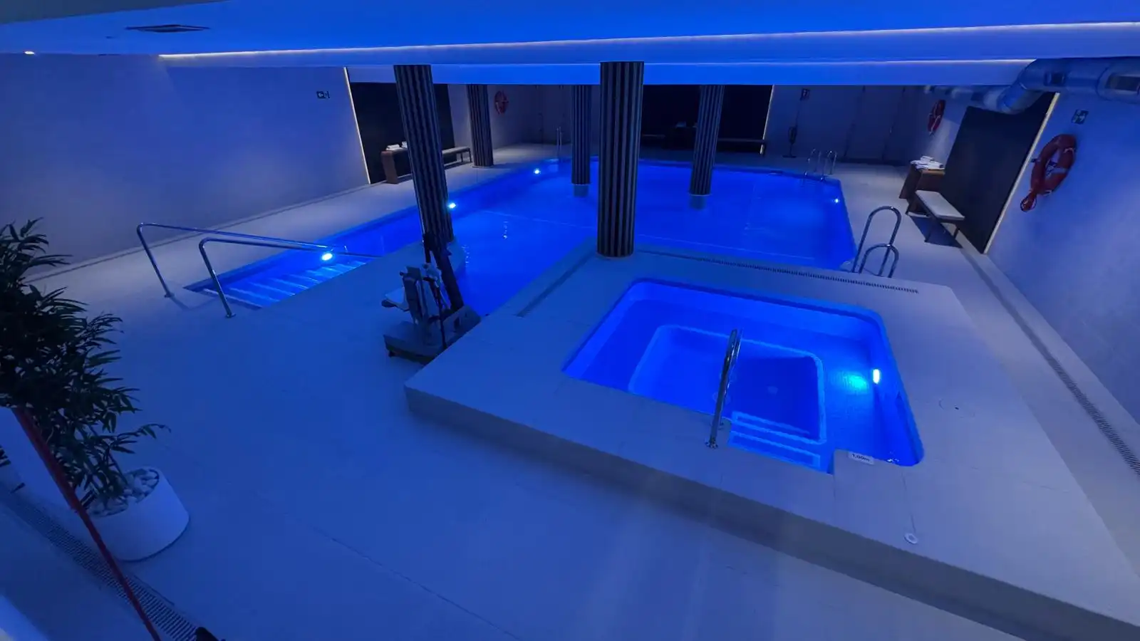 Schwimmbecken von Einfamilien-Reihenhaus zum Verkauf in Estepona mit Klimaanlage, Terrasse und Ofen