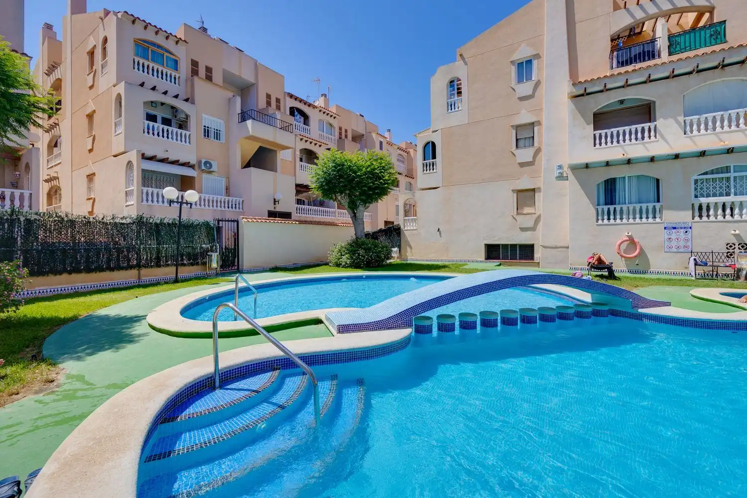 Schwimmbecken von Einfamilien-Reihenhaus zum Verkauf in Torrevieja mit Terrasse, Balkon und Gemeinschaftspool