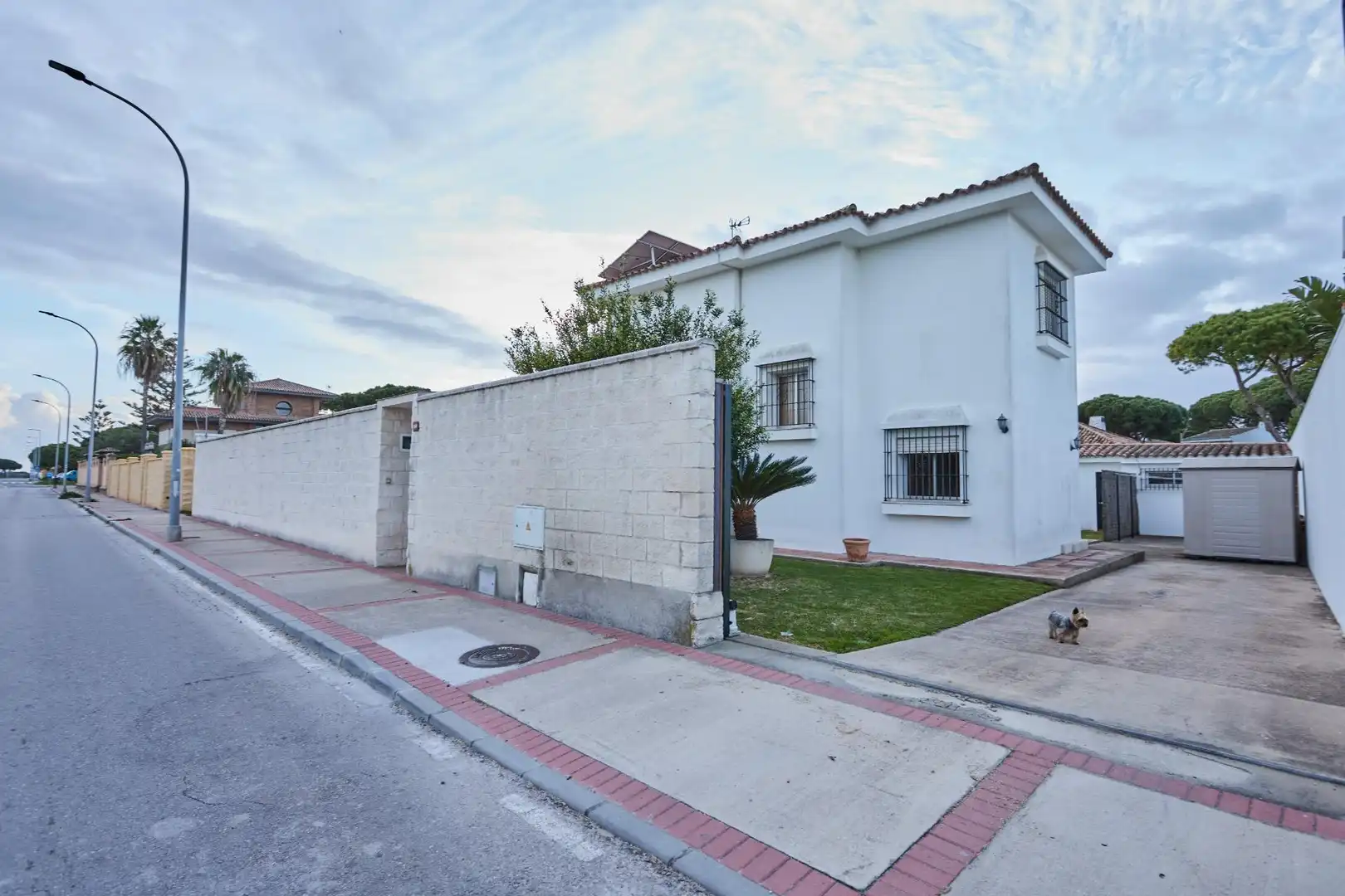 Vista exterior de Casa o xalet en venda en El Puerto de Santa María amb Jardí privat i Piscina comunitària