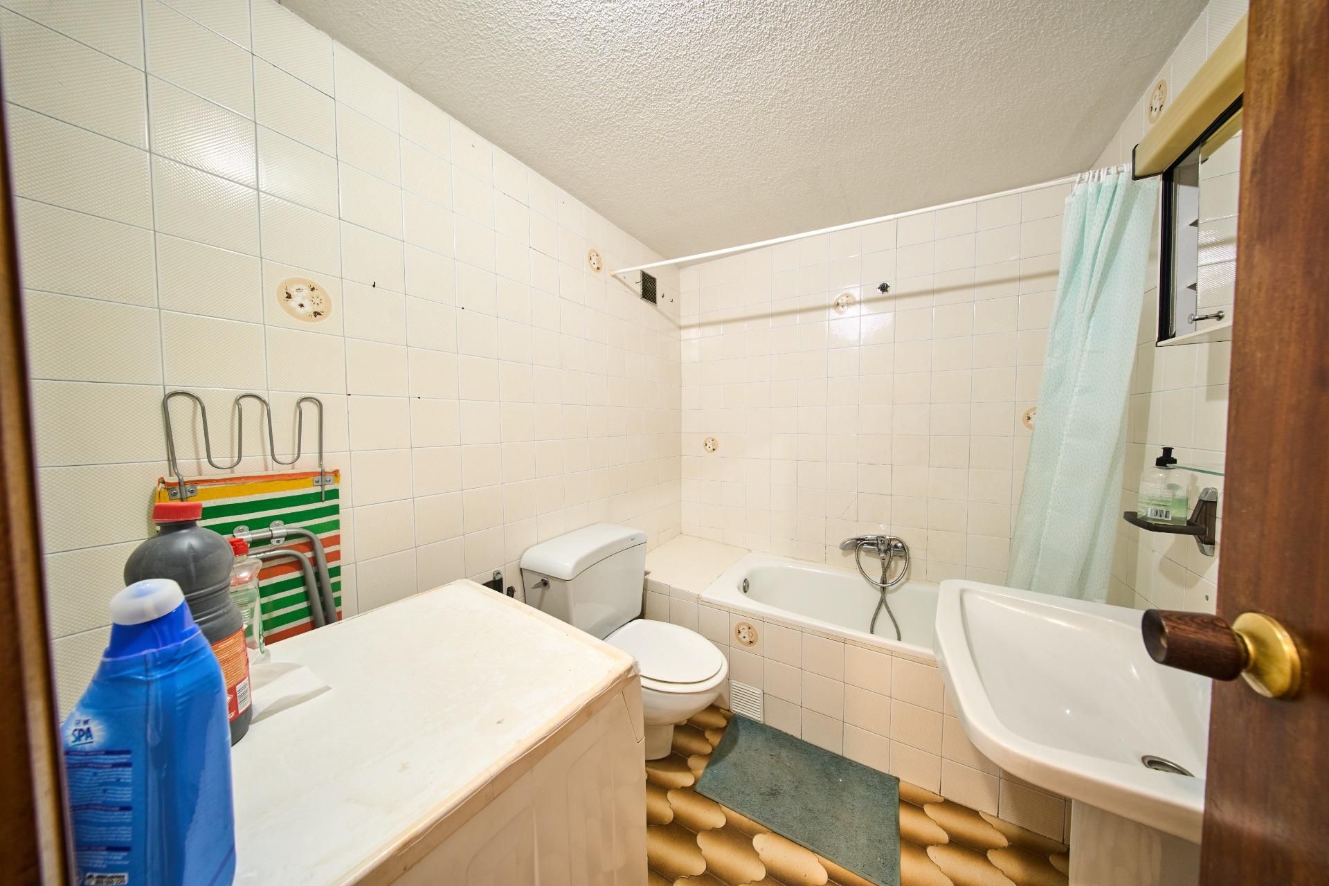 Bany de Apartament en venda en  Granada Capital amb Calefacció