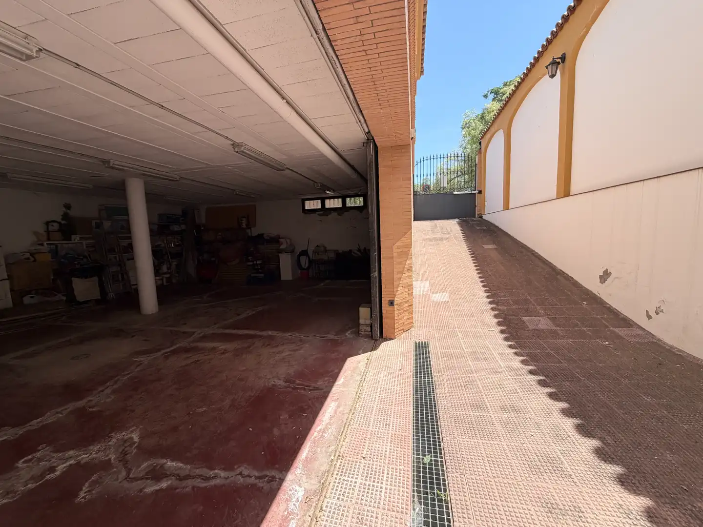 Aparcament de Casa o xalet en venda en Bormujos amb Aire condicionat, Jardí privat i Terrassa