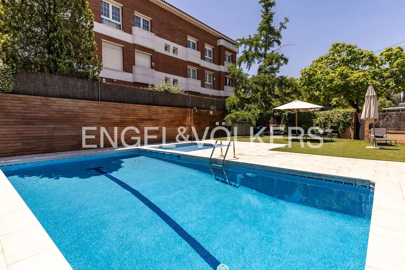 Piscina de Casa o xalet en venda en Sant Cugat del Vallès amb Aire condicionat, Calefacció i Jardí privat