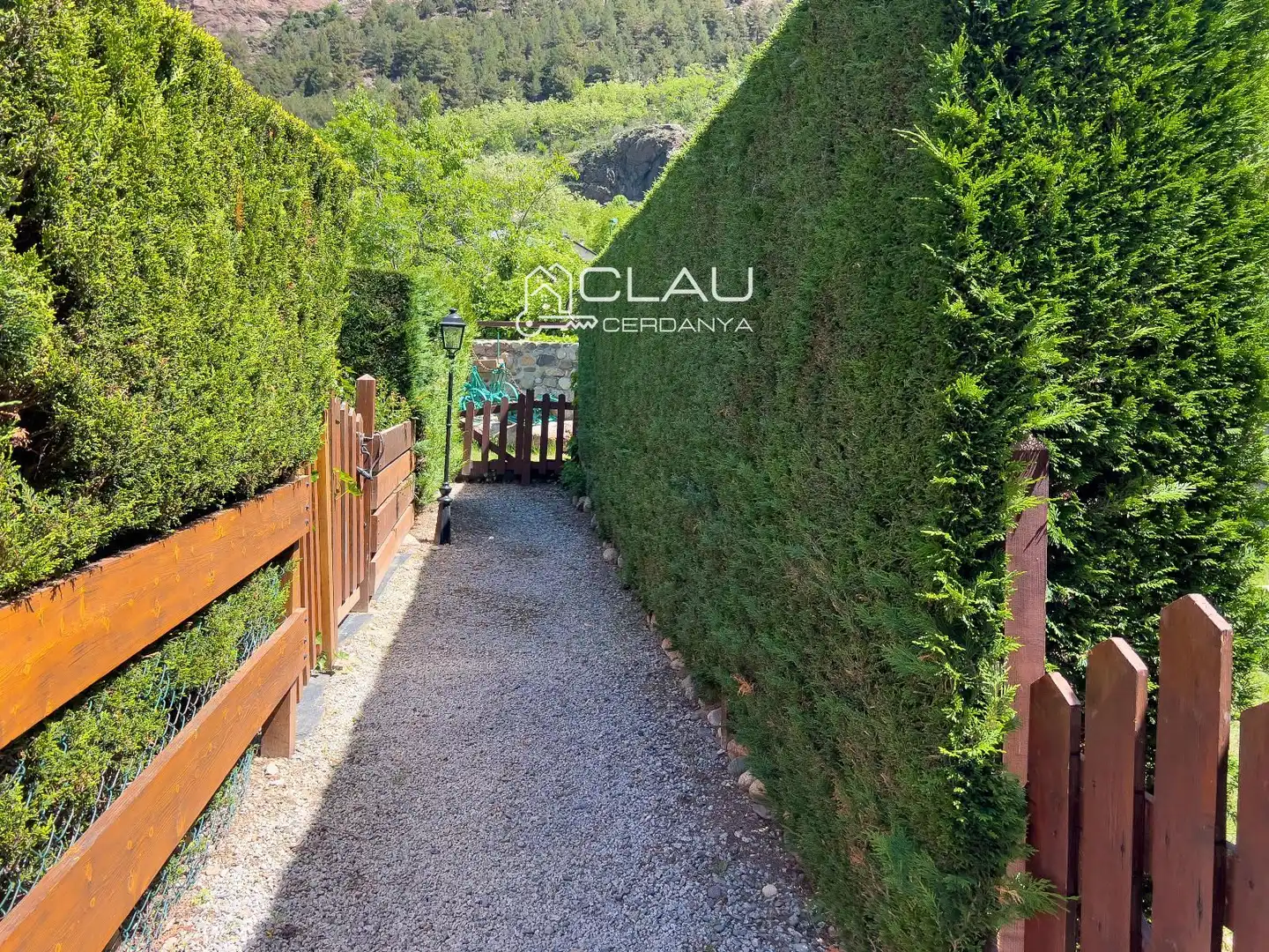 Garten von Einfamilien-Reihenhaus zur Miete in Latour - de - Carol mit Heizung, Privatgarten und Terrasse