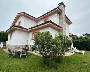 Vista exterior de Casa o xalet en venda en Castrillón amb Calefacció, Jardí privat i Parquet