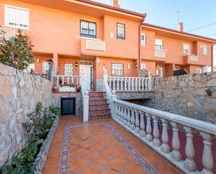 Vista exterior de Casa adosada en venda en Arroyomolinos (Madrid) amb Aire condicionat, Calefacció i Jardí privat