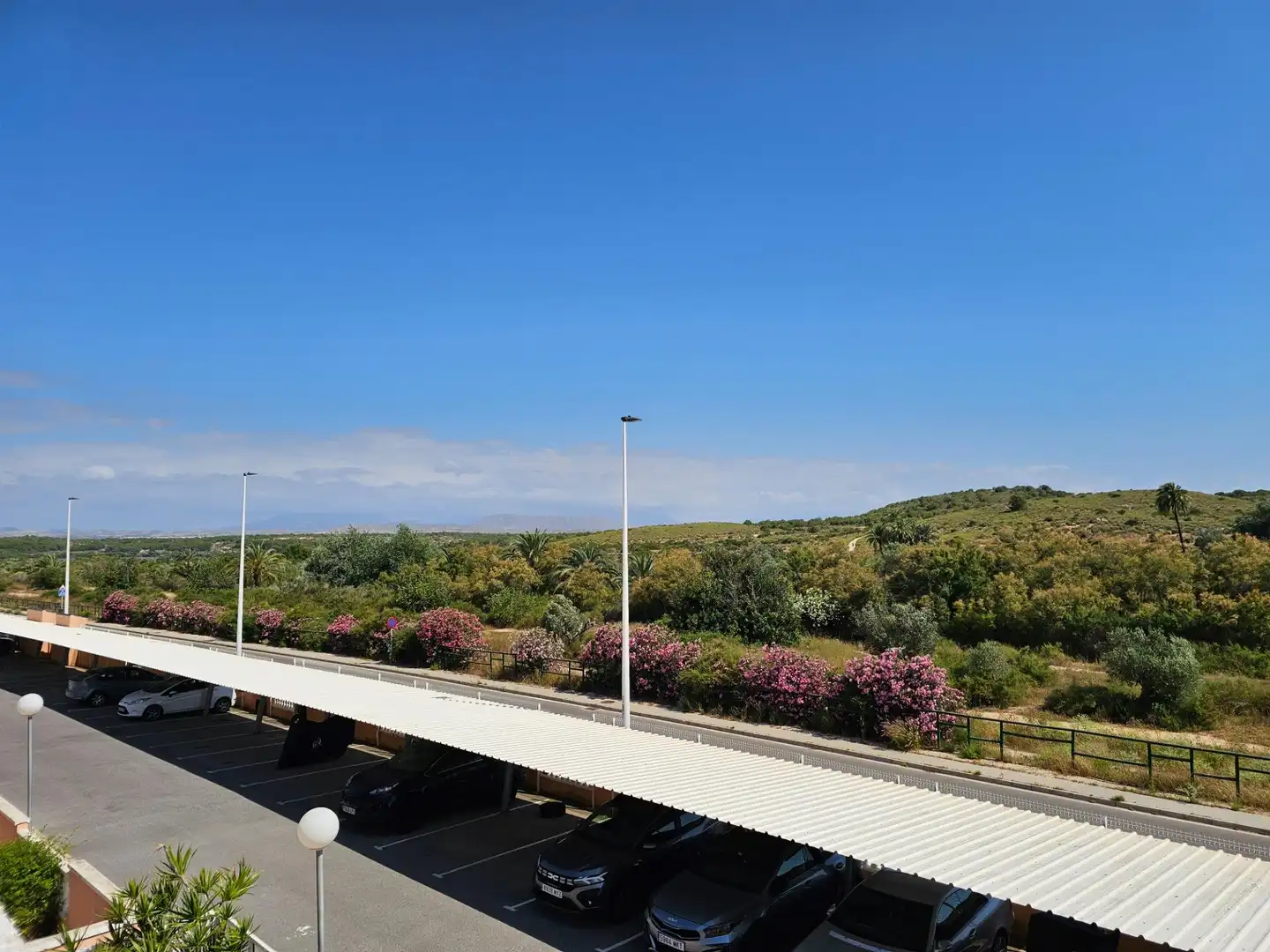 Parkplatz von Einfamilien-Reihenhaus zum Verkauf in Santa Pola mit Heizung, Privatgarten und Terrasse
