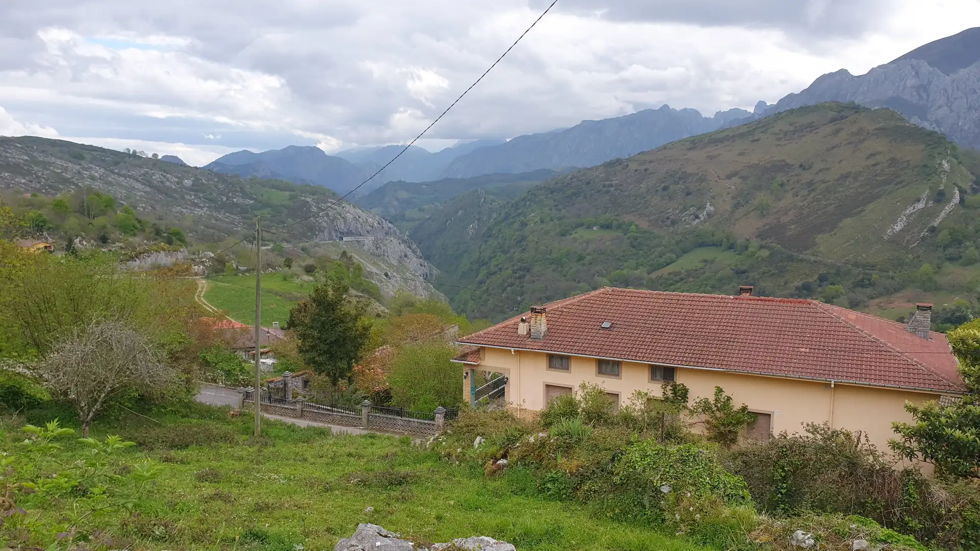 Casa adosada en venda en Cabrales amb Jardí privat, Traster i Balcó