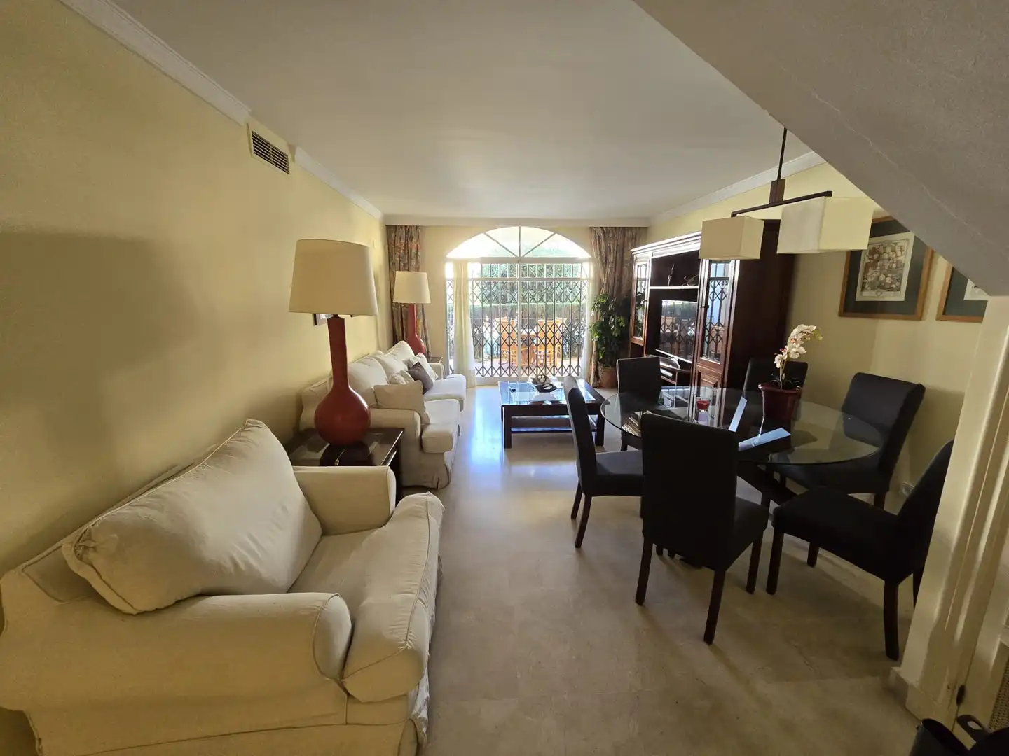 Wohnzimmer von Einfamilien-Reihenhaus zur Miete in Marbella mit Möbliert