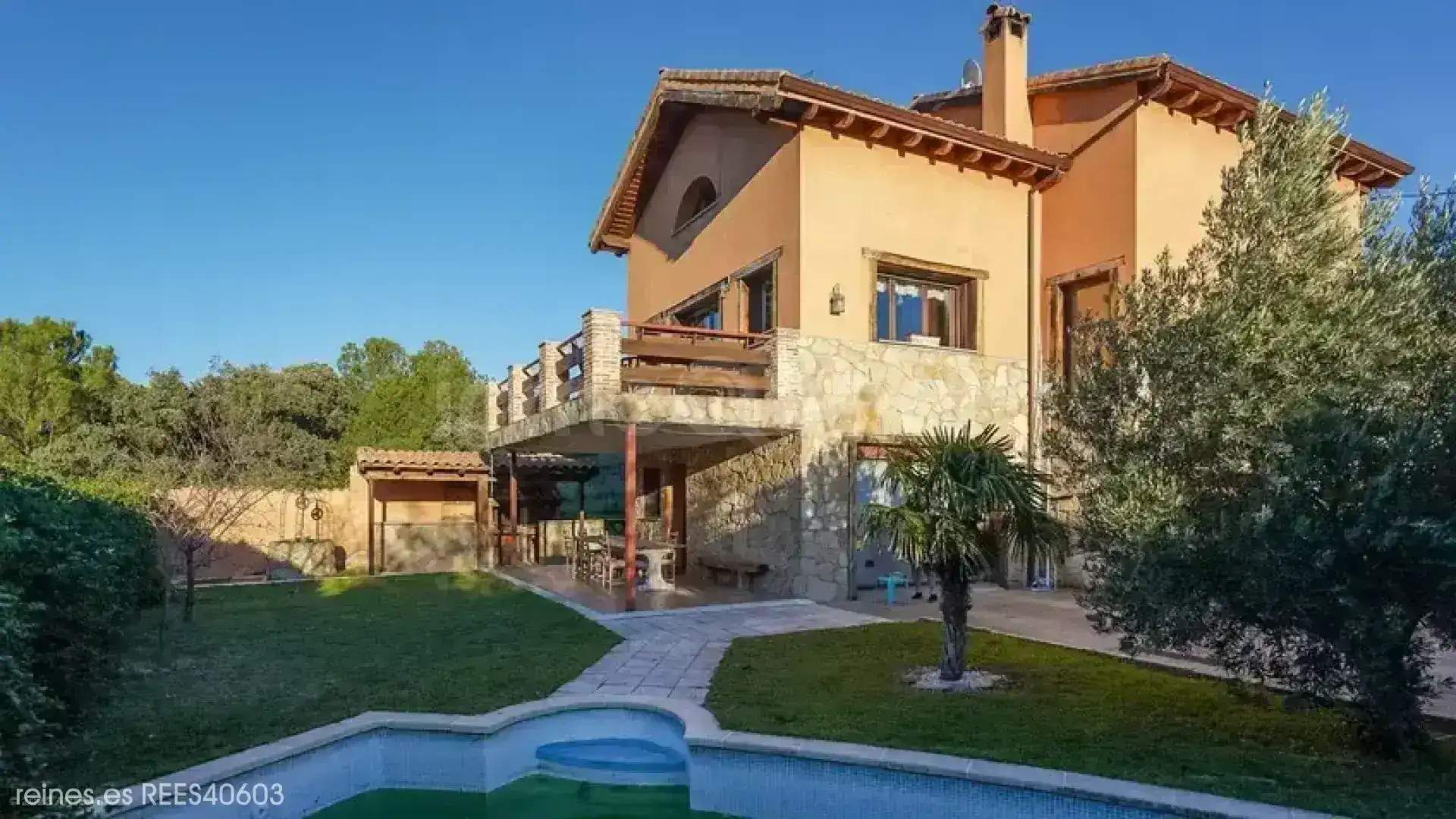 Vista exterior de Casa o xalet en venda en  Madrid Capital amb Calefacció, Jardí privat i Terrassa