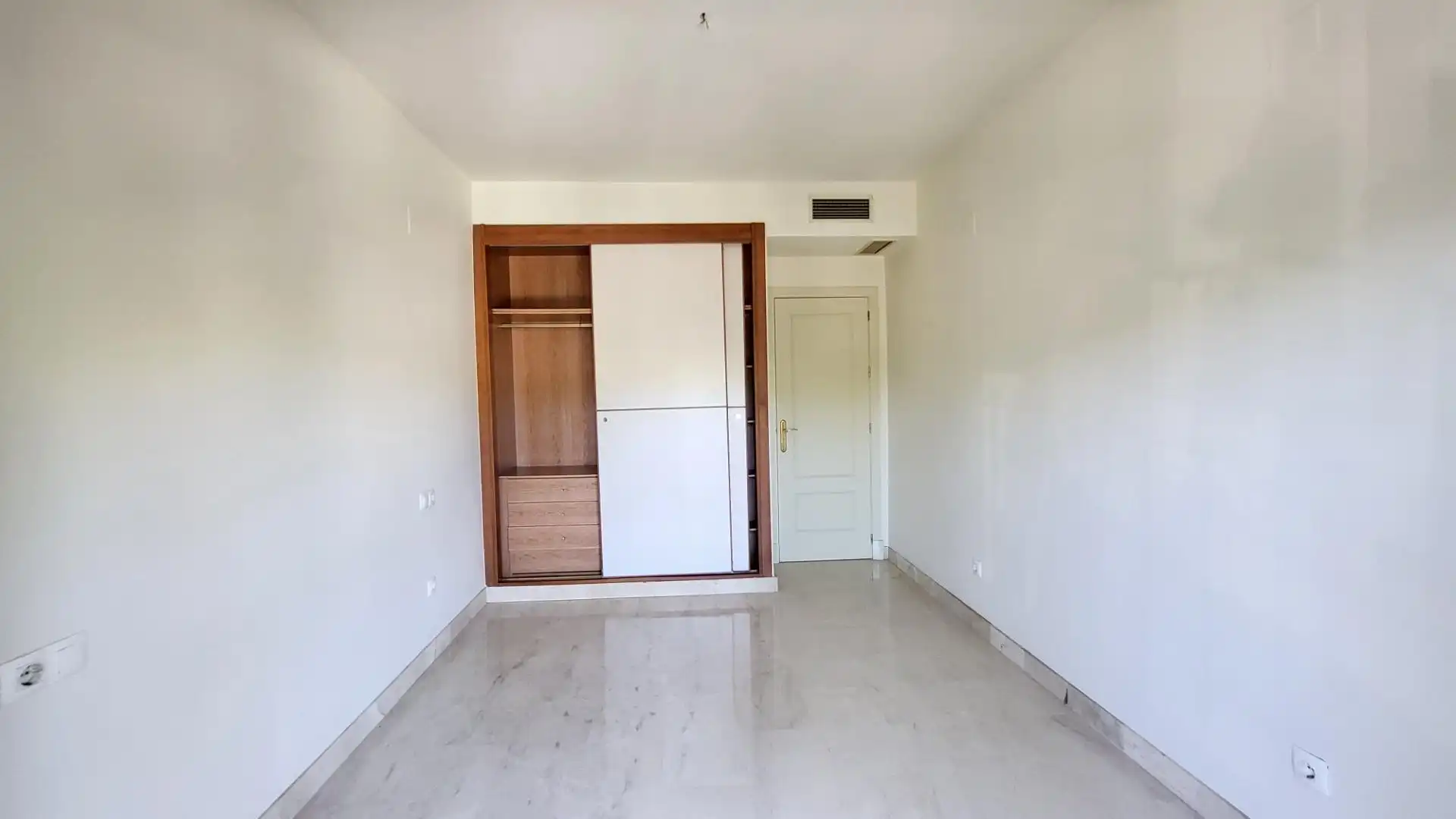 Bedroom of Apartments for rent in Nueva Andalucía