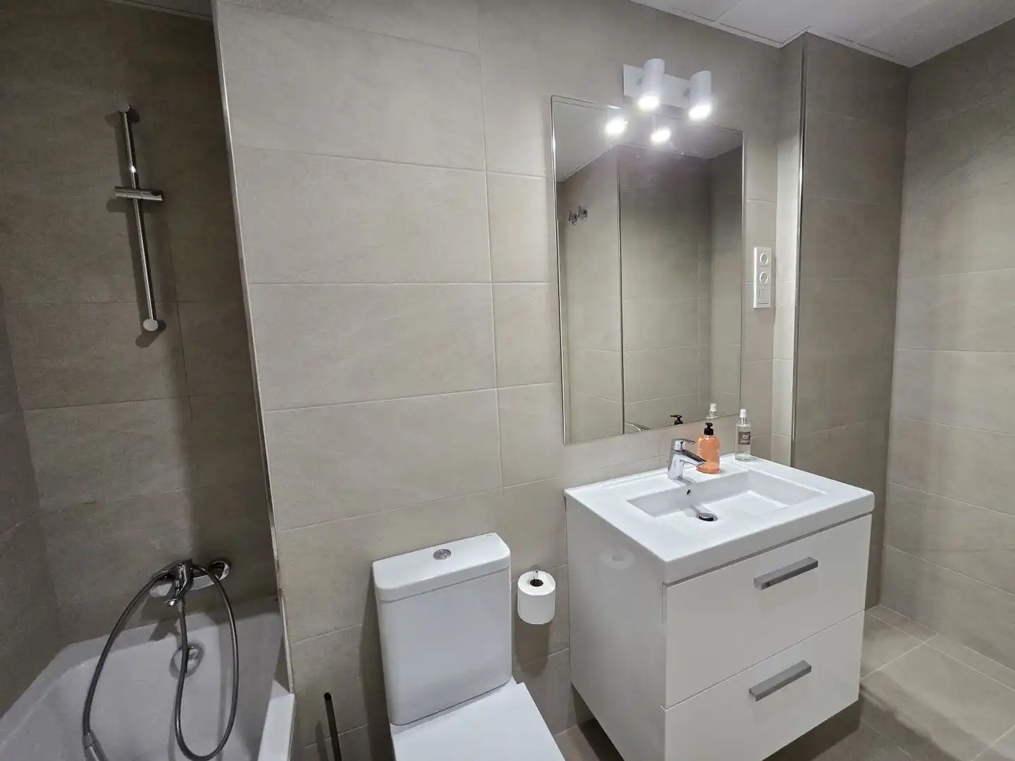 Badezimmer von Wohnung zur Miete in Málaga mit Klimaanlage, Heizung und Terrasse